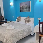 Relax On 247 Hostel *